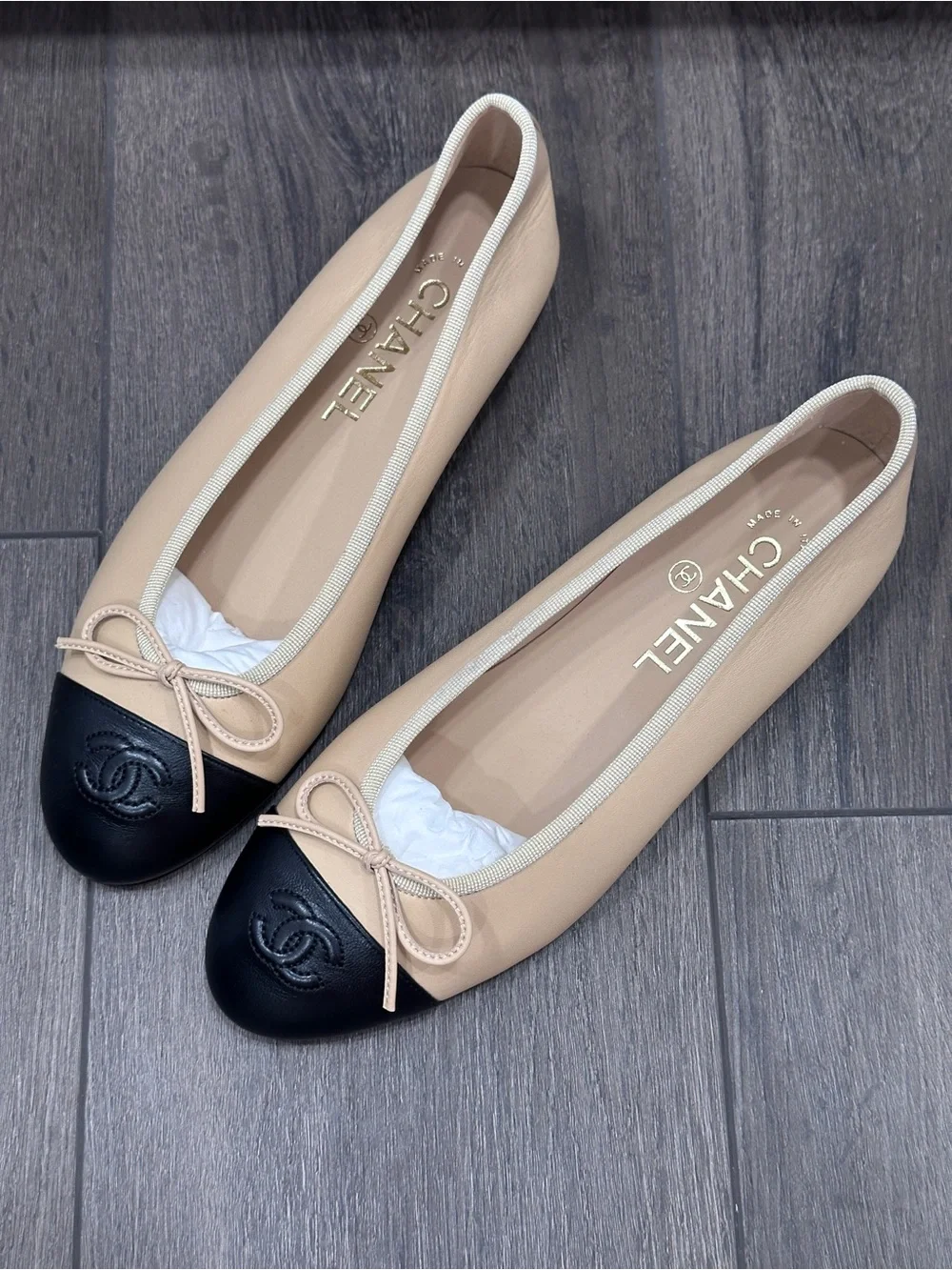 CHANEL CLASSIC CC LOGO BEIGE & BLACK LEATHER BALLET FLATS SHOES Size 37